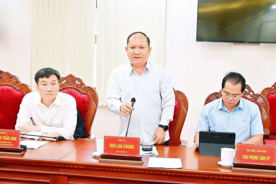 Phó Bí thư Tỉnh ủy Rah Lan Chung phát biểu tại buổi làm việc với Đoàn công tác Ban Kinh tế Trung ương. Ảnh: Đức Thụy