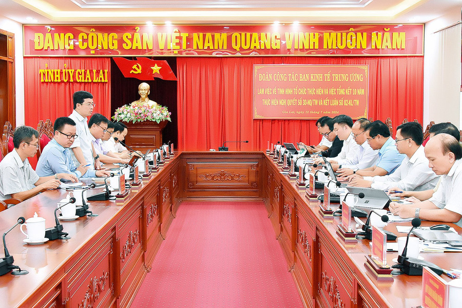 Quang cảnh đoàn công tác Ban Kinh tế Trung ương làm việc với Thường trực Tỉnh ủy. Ảnh: Đức Thụy