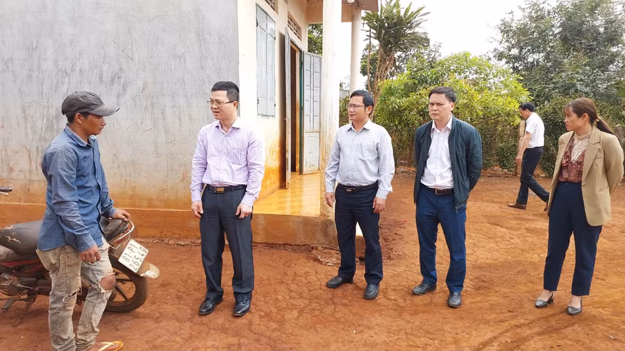 Cục trưởng Cục Thú y Nguyễn Văn Long đang trao đổi với gia đình có người tử vong vì bệnh dại tại xã Ia Hlốp (huyện Chư Sê). Ảnh: Nguyễn Diệp