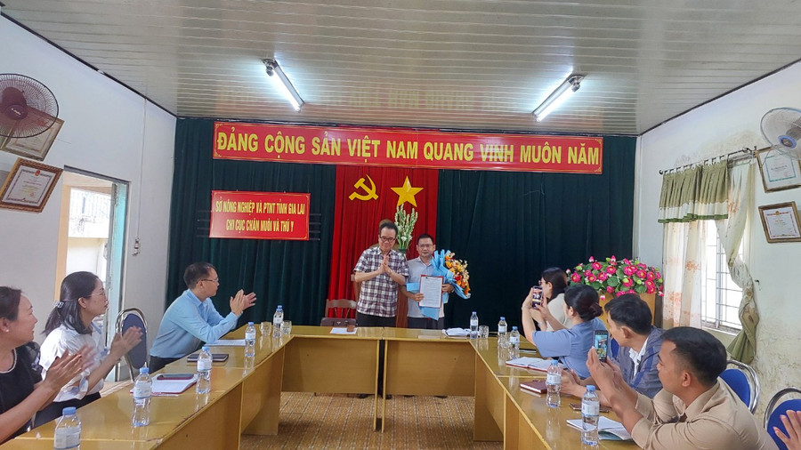 Giám đốc Sở Nông nghiệp và PTNT Lưu Trung Nghĩa trao quyết định bổ nhiệm Chi cục trưởng Chi cục Chăn nuôi và Thú y cho ông Thái Văn Dũng. Ảnh: Nguyễn Diệp Giám đốc Sở Nông nghiệp và PTNT Lưu Trung Nghĩa trao quyết định bổ nhiệm Chi cục trưởng Chi cục Chăn nuôi và Thú y cho ông Thái Văn Dũng. Ảnh: Nguyễn Diệp