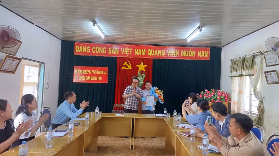 Giám đốc Sở Nông nghiệp và PTNT Lưu Trung Nghĩa trao quyết định bổ nhiệm Chi cục trưởng Chi cục Chăn nuôi và Thú y cho ông Thái Văn Dũng. Ảnh: Nguyễn Diệp