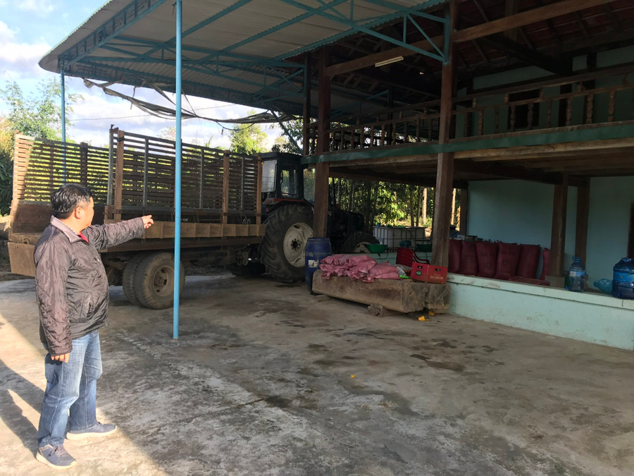 Nhờ thu nhập cao từ vườn cao su tiểu điền, nhiều người dân trong làng Mor đã xây dựng nhà cửa khang trang, mua sắm máy móc phục vụ sản xuất nông nghiệp. Ảnh: Nguyễn Diệp