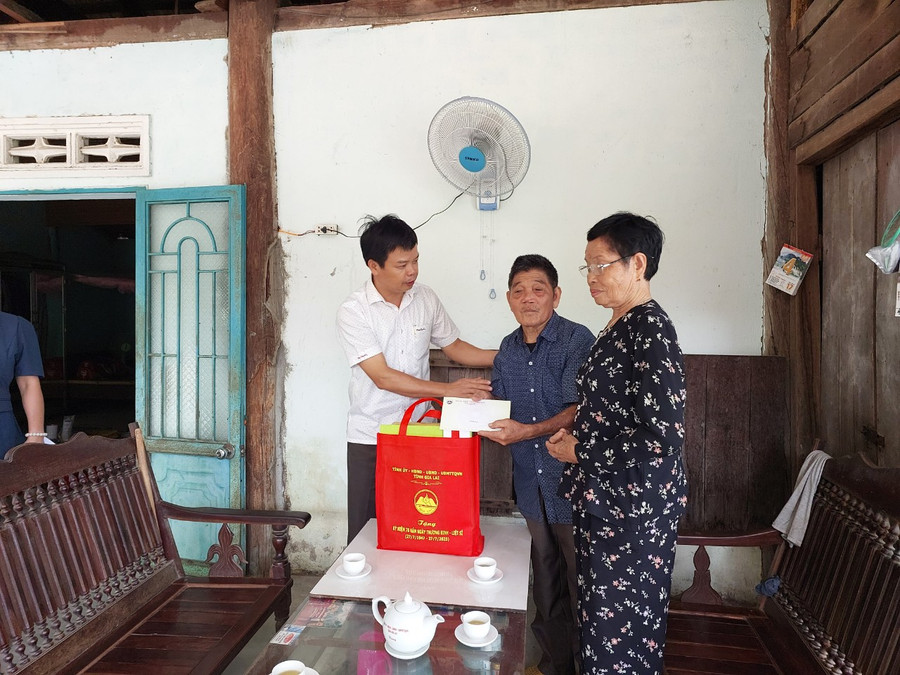 Phó Chủ tịch UBND tỉnh thăm tặng quà gia đình thương binh Đỗ Cộng Hòa (thôn 1, xã Kim Tân). Ảnh: Nguyễn Diệp Phó Chủ tịch UBND tỉnh thăm tặng quà gia đình thương binh Đỗ Cộng Hòa (thôn 1, xã Kim Tân). Ảnh: Nguyễn Diệp