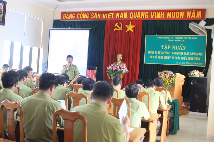 Cán bộ Cục Kiểm lâm (Bộ Nông nghiệp và PTNT) giới thiệu những điểm mới của Thông tư số 26. Ảnh: Nguyễn Diệp
