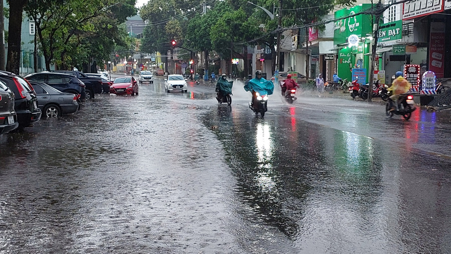 Mưa dông đầu mùa tại TP.Pleiku xuất hiện một số đoạn đường ngập cục bộ. Ảnh: Nguyễn Diệp