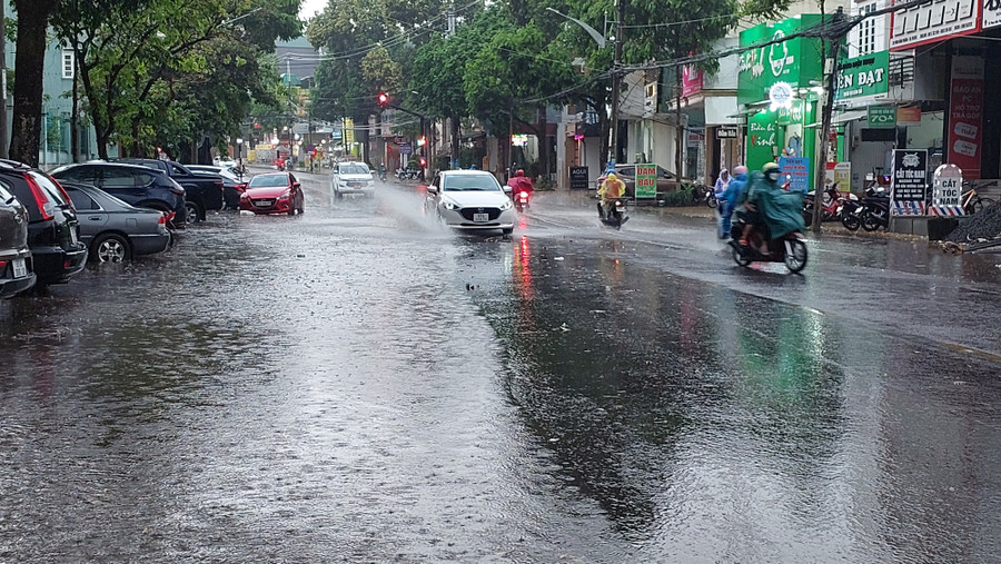 Cơn mưa lớn đã làm nước thoát không kịp trên đoạn đường Phan Đình Phùng. Ảnh: Nguyễn Diệp Cơn mưa lớn đã làm nước thoát không kịp trên đoạn đường Phan Đình Phùng. Ảnh: Nguyễn Diệp