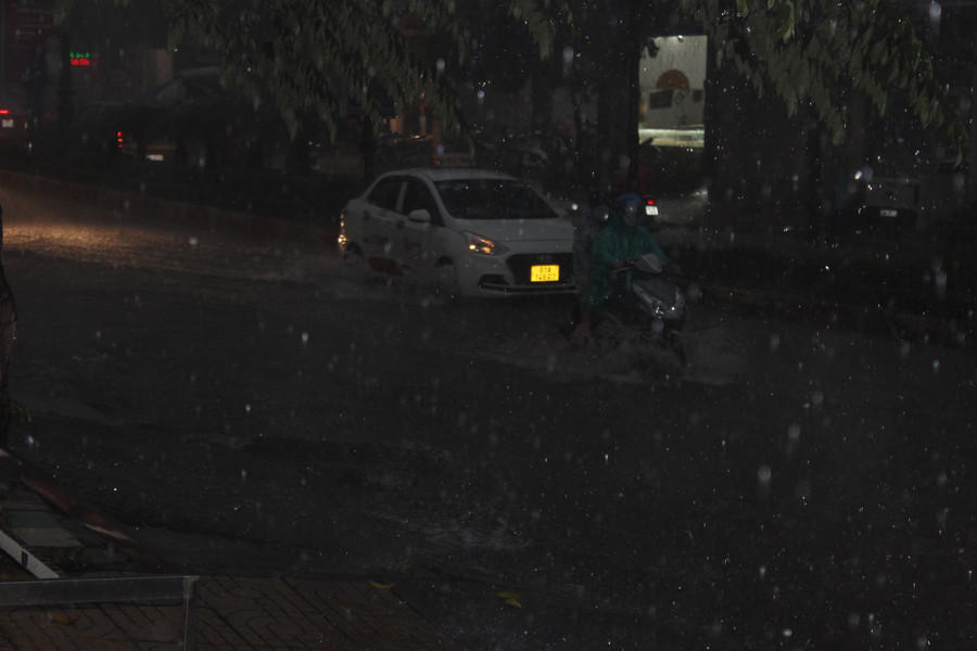 2 bên cầu Phan Đình Phùng bị ngập nước 2 bên cầu Phan Đình Phùng bị ngập nước