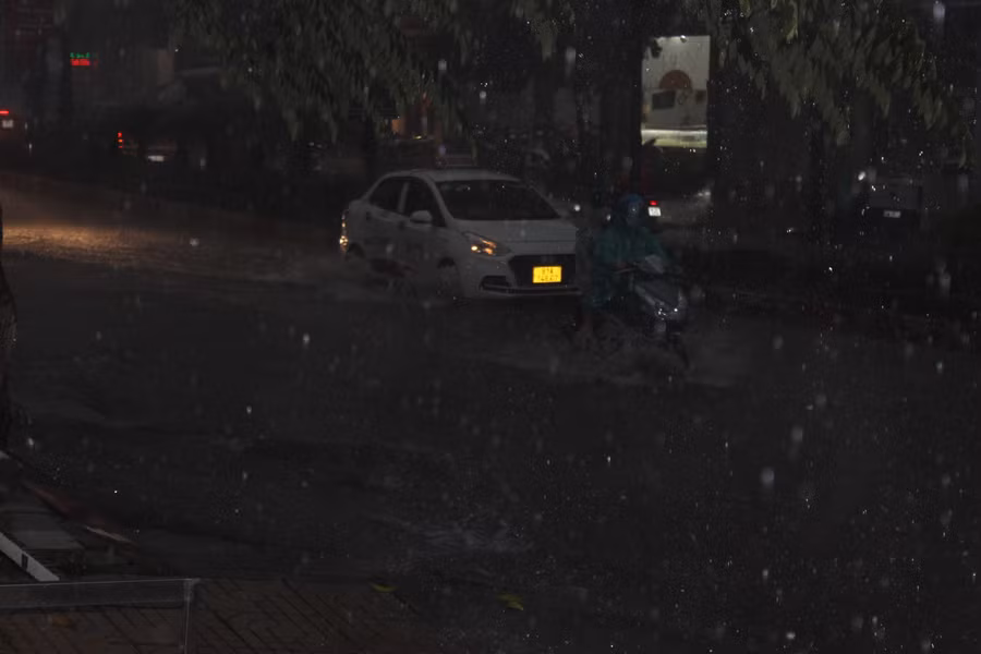 2 bên cầu Phan Đình Phùng bị ngập nước