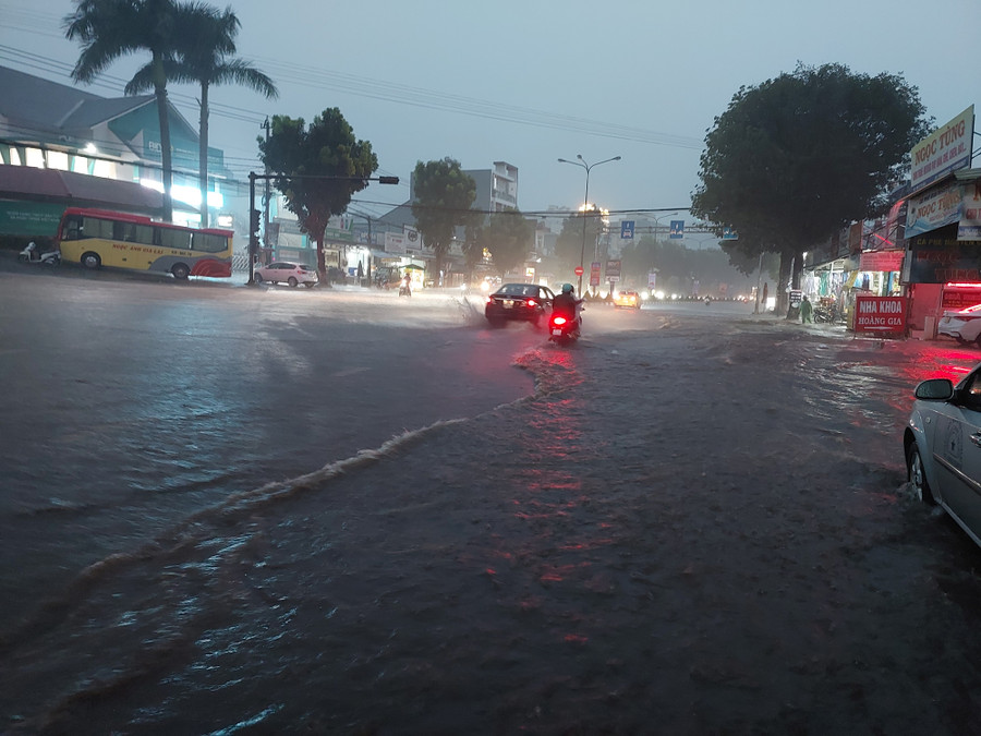 Nước lai láng trên đường Lê Duẩn Nước lai láng trên đường Lê Duẩn