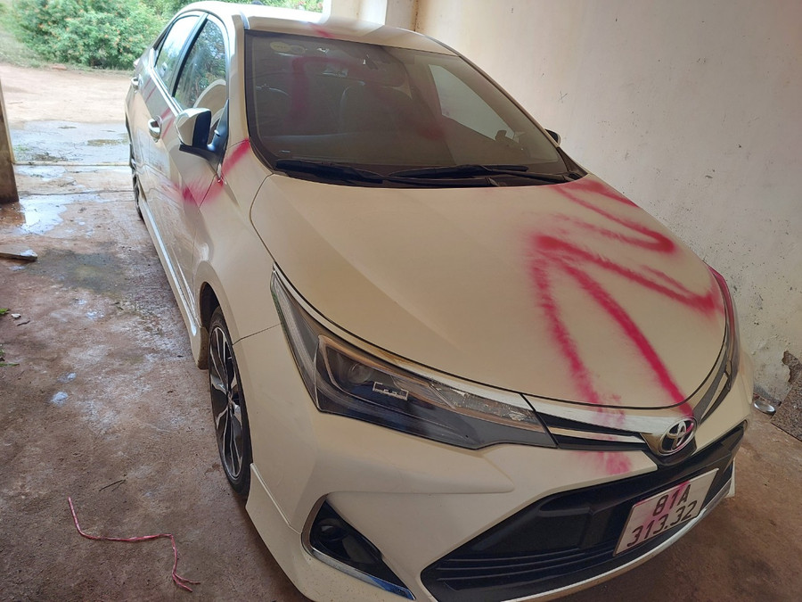 Kính và đầu xe ô tô bị xịt sơn. Ảnh: Nguyễn Diệp