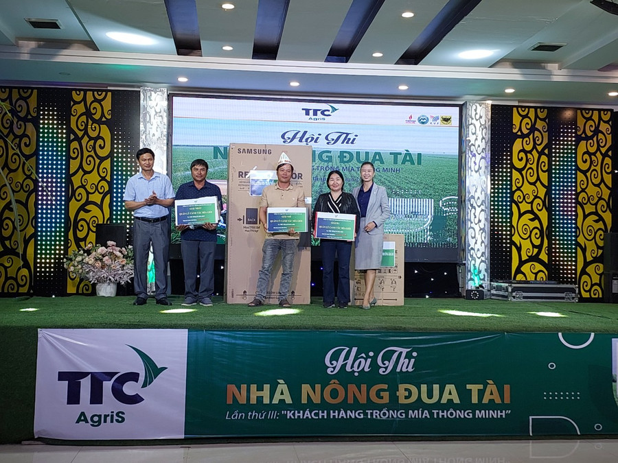 Bà Vũ Thị Lan-Giám đốc TTCS Gia Lai trao thưởng cho những hộ trồng mía giỏi. Ảnh: Nguyễn Diệp