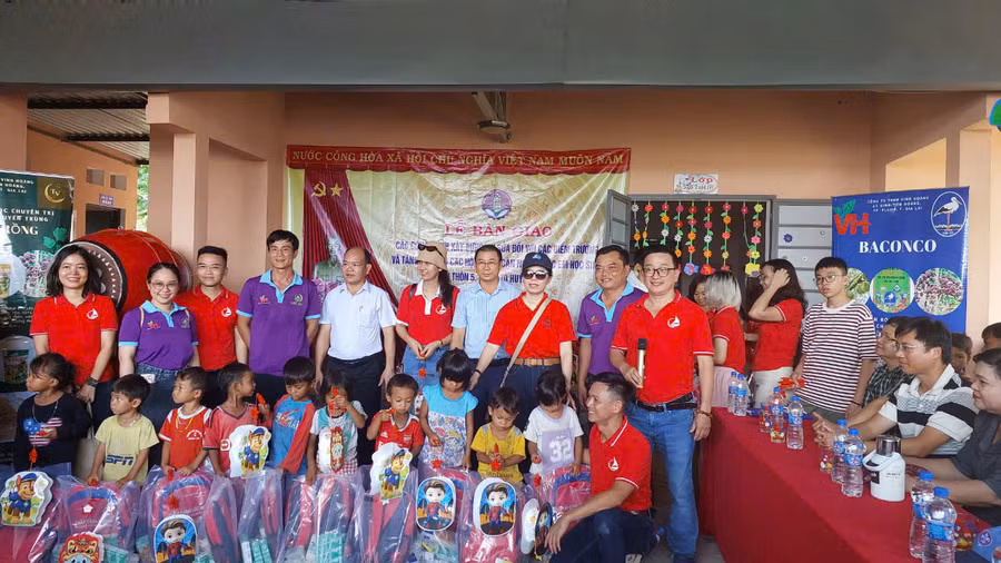 Doanh nghiệp tặng quà cho học sinh mẫu giáo và tiểu học trong thôn. Ảnh: Nguyễn Diệp