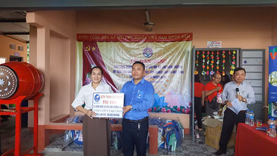 Doanh nghiệp hỗ trợ giếng khoan tại Trường Mẫu giáo Sơn Ca tại thôn 5. Ảnh: Nguyễn Diệp