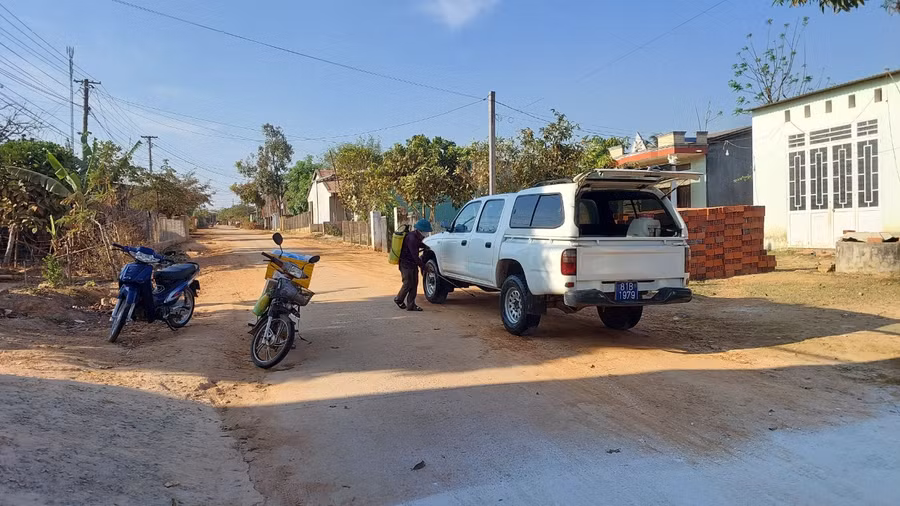 Tiêu độc khử trùng các phương tiện ra, vào khu vực bệnh LMLM. Ảnh: Nguyễn Diệp