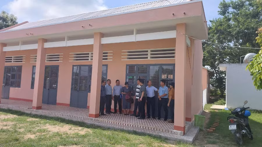 Lãnh đạo Sở Nông nghiệp và PTNT và lãnh đạo huyện Ia Pa kiểm tra phòng học sau khi sửa chữa. Ảnh: Nguyễn Diệp