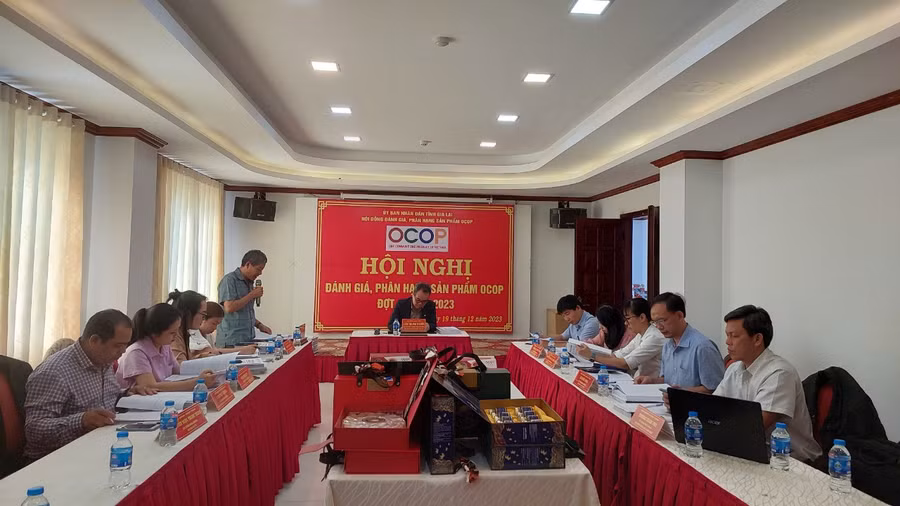 Các thành viên Hội đồng đánh giá, phân hạng sản phẩm OCOP đợt 2. Ảnh: Nguyễn Diệp