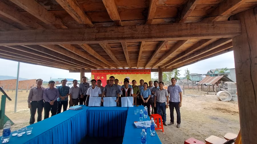 Lễ kết nghĩa giữa Sở Nông nghiệp và PTNT với Thôn 5, xã Pờ Tó.Ảnh: Nguyễn Diệp