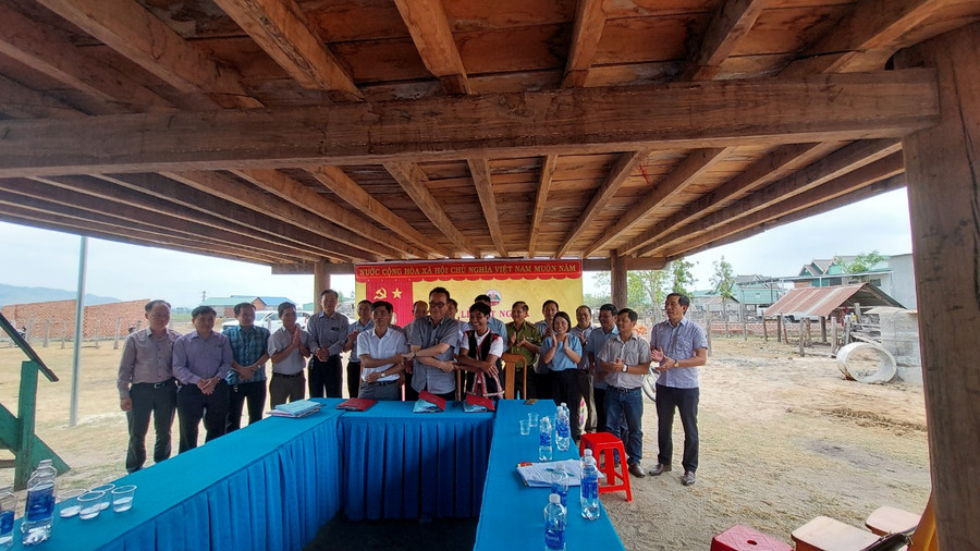 Lãnh đạo Sở Nông nghiệp và PTNT cùng Đại diện Thôn 5 gắn chặt đoàn kết. Ảnh: Nguyễn Diệp