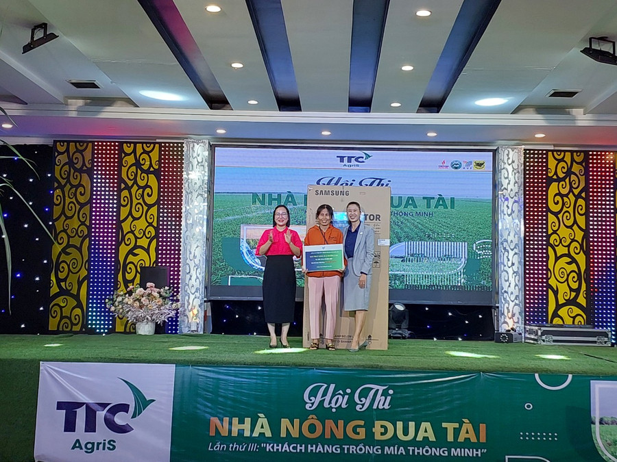 Giám đốc TTCS Gia Lai và lãnh đạo thị xã Ayun Pa trao thưởng cho hộ trồng mía giỏi. Ảnh: Nguyễn Diệp Giám đốc TTCS Gia Lai và lãnh đạo thị xã Ayun Pa trao thưởng cho hộ trồng mía giỏi. Ảnh: Nguyễn Diệp