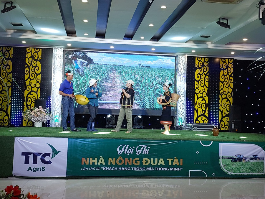 Mỗi đội dự thi bằng một tiểu phẩm. Ảnh: Nguyễn Diệp