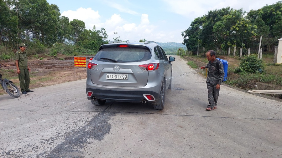 Lực lượng chức năng xã Đak Jơ Ta tiêu độc, khử trùng các phương tiện ra vào vùng dịch bệnh LMLM. Ảnh: Nguyễn Diệp Lực lượng chức năng xã Đak Jơ Ta tiêu độc, khử trùng các phương tiện ra vào vùng dịch bệnh LMLM. Ảnh: Nguyễn Diệp