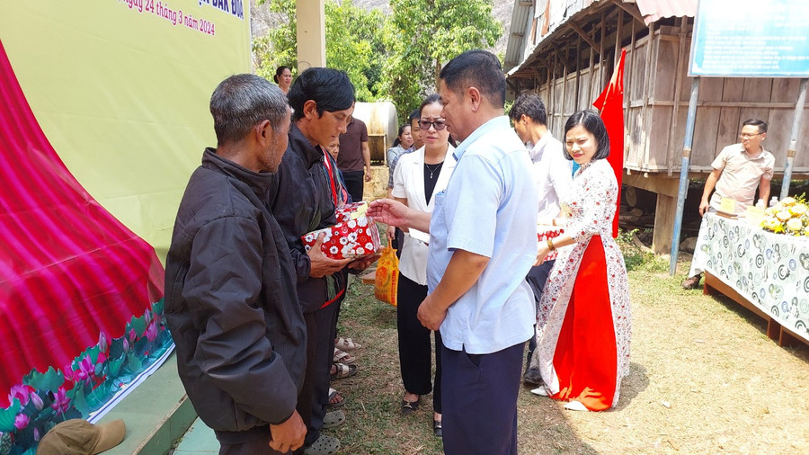 Lãnh đạo Sở Khoa học và Công nghệ tặng quà cho 5 hộ gia đình nghèo làng Kon Jốt. Ảnh: Nguyễn Diệp