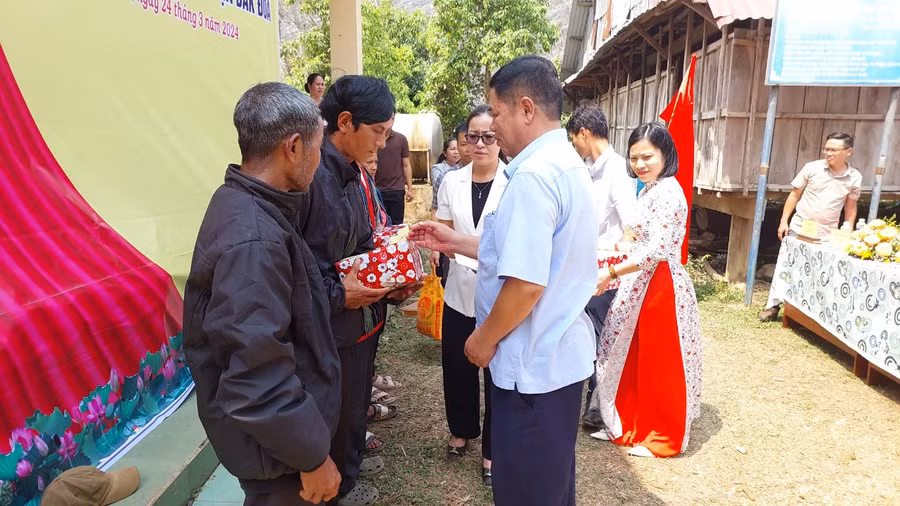 Lãnh đạo Sở Khoa học và Công nghệ tặng quà cho 5 hộ gia đình nghèo làng Kon Jốt. Ảnh: Nguyễn Diệp
