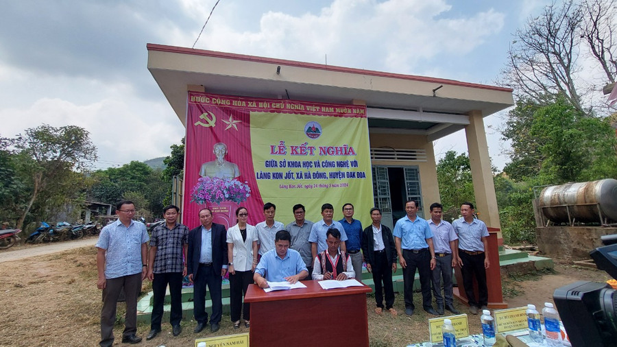 Quang cảnh buổi ký kết lễ kết nghĩa giữa Sở Khoa học và Công nghệ với làng Kon Jốt. Ảnh: Nguyễn Diệp