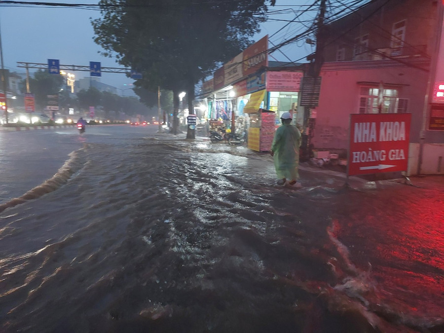 Người dân cố gắng dọn rác tại các khu vực thoát nước Nước ngập đoạn cầu vượt Phạm Văn Đồng 2 bên cầu Phan Đình Phùng bị ngập nước Người dân cố gắng dọn rác tại các khu vực thoát nước Nước ngập đoạn cầu vượt Phạm Văn Đồng 2 bên cầu Phan Đình Phùng bị ngập nước