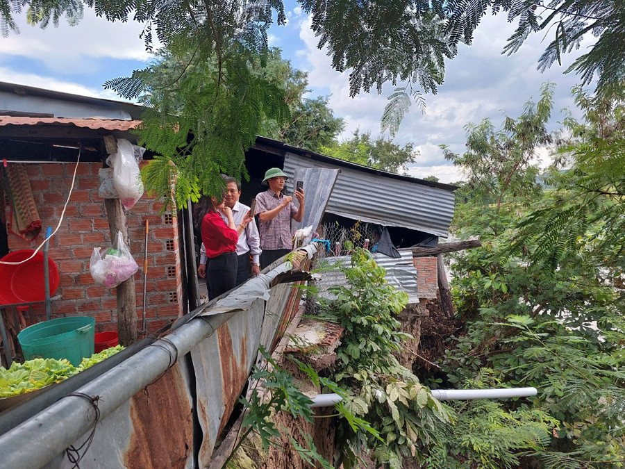 Một nhà dân tại thôn Đoàn Kết (xã Chư Răng) bị sạt lở đến tận móng nhà. Ảnh: Nguyễn Diệp