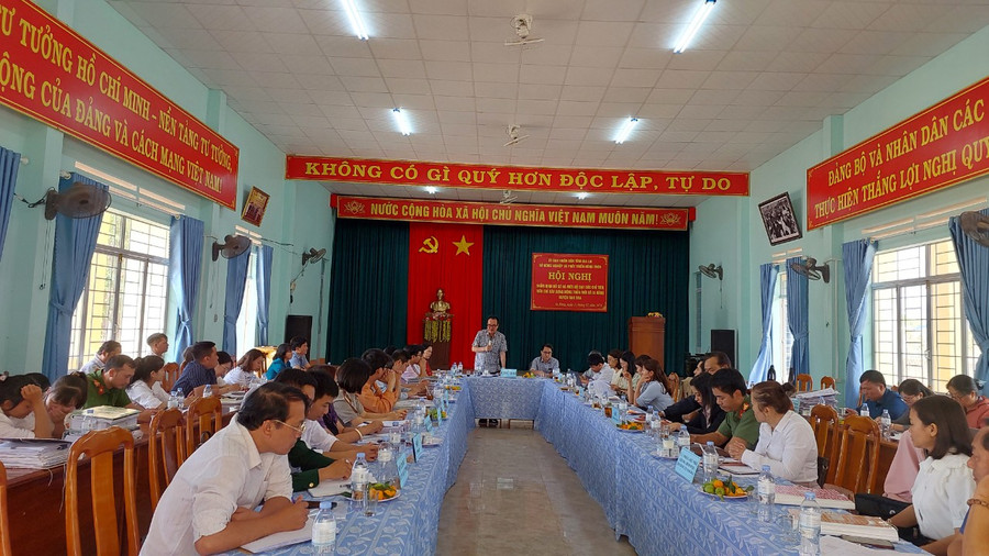 Quang cảnh cuộc họp thẩm định các chỉ tiêu, tiêu chí tại UBND xã Ia Băng. Ảnh: Nguyễn Diệp Quang cảnh cuộc họp thẩm định các chỉ tiêu, tiêu chí tại UBND xã Ia Băng. Ảnh: Nguyễn Diệp