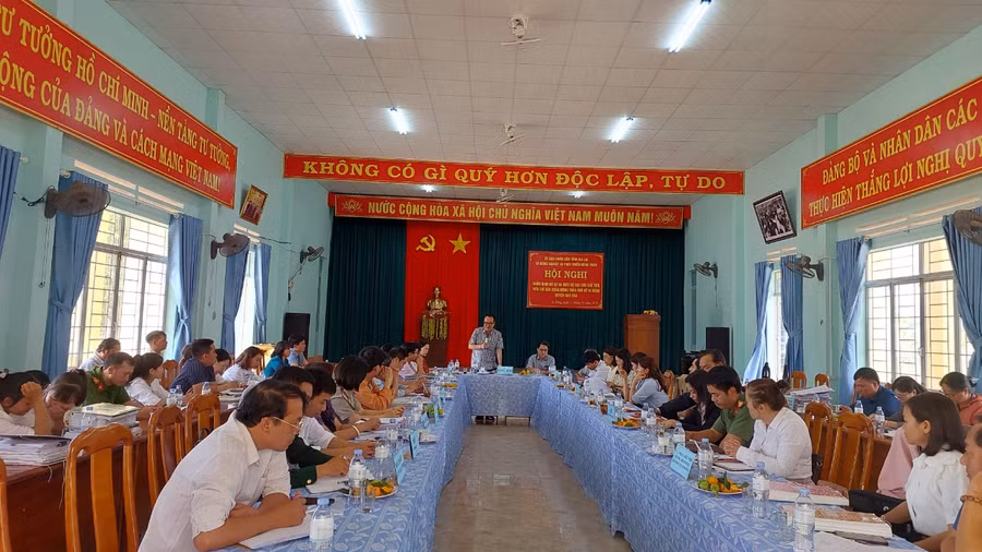 Quang cảnh cuộc họp thẩm định các chỉ tiêu, tiêu chí tại UBND xã Ia Băng. Ảnh: Nguyễn Diệp