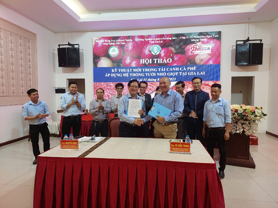 Ký kết biên bản ghi nhớ hợp tác giữa Hiệp hội Trang trại và Doanh nghiệp Nông nghiệp Việt Nam và Công ty cổ phần Công nghệ tưới Khang Thịnh. Ảnh: Nguyễn Diệp