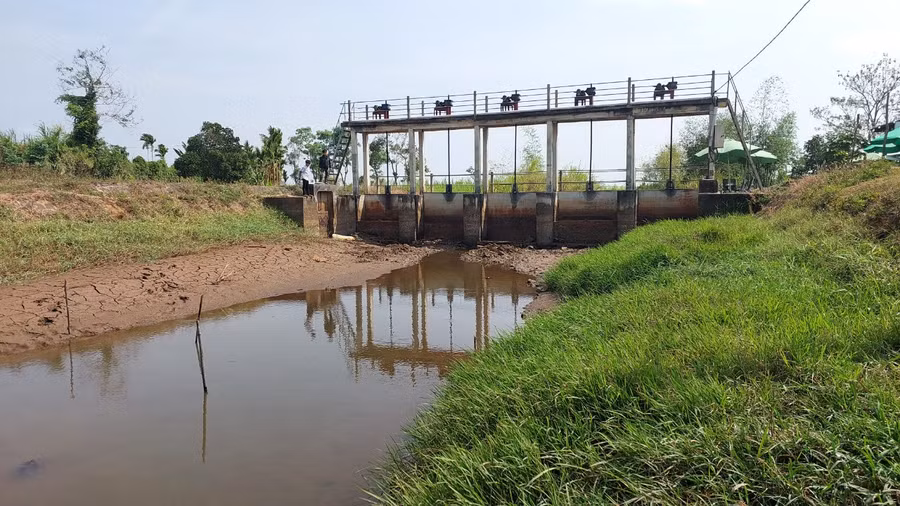 Nguồn nước về hệ thống thủy lợi An Phú- Chư Á đang giảm dần. Ảnh: Nguyễn Diệp