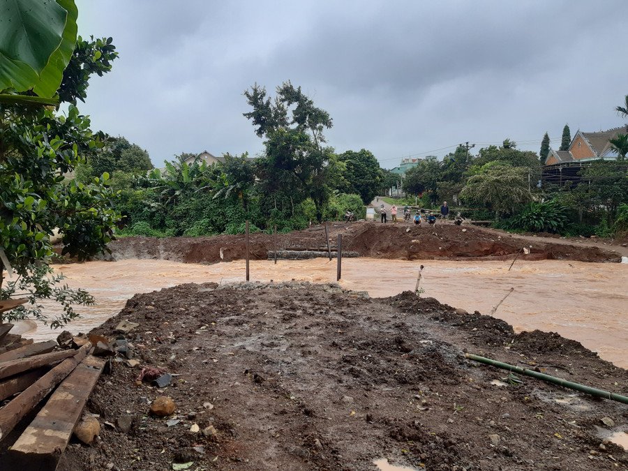 Cầu tạm tại xã Bờ Ngoong (huyện Chư Sê) bị nước cuốn trôi. Ảnh: Nguyễn Diệp Cầu tạm tại xã Bờ Ngoong (huyện Chư Sê) bị nước cuốn trôi. Ảnh: Nguyễn Diệp