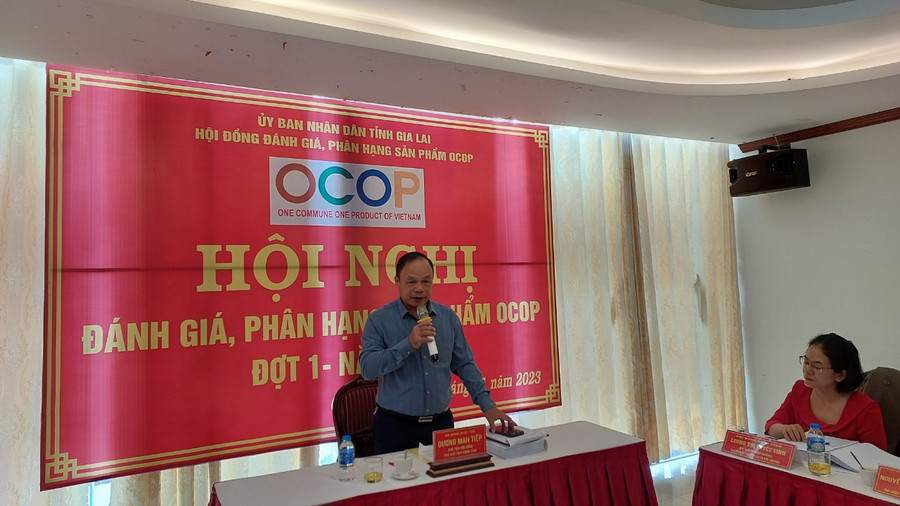 Phó Chủ tịch UBND tỉnh Dương Mah Tiệp-Chủ tịch Hội đồng đánh giá, phân hạng sản phẩm OCOP cấp tỉnh phát biểu tại hội nghị. Ảnh: Nguyễn Diệp