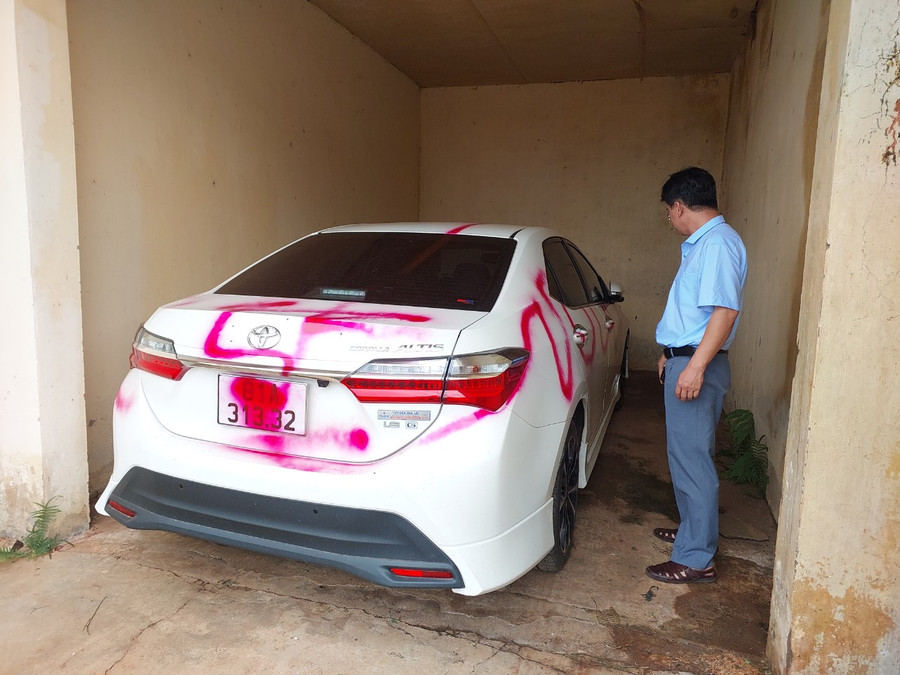 Ô tô để trong nhà xe bị kẻ xấu xịt sơn toàn thân.Ảnh: Nguyễn Diệp