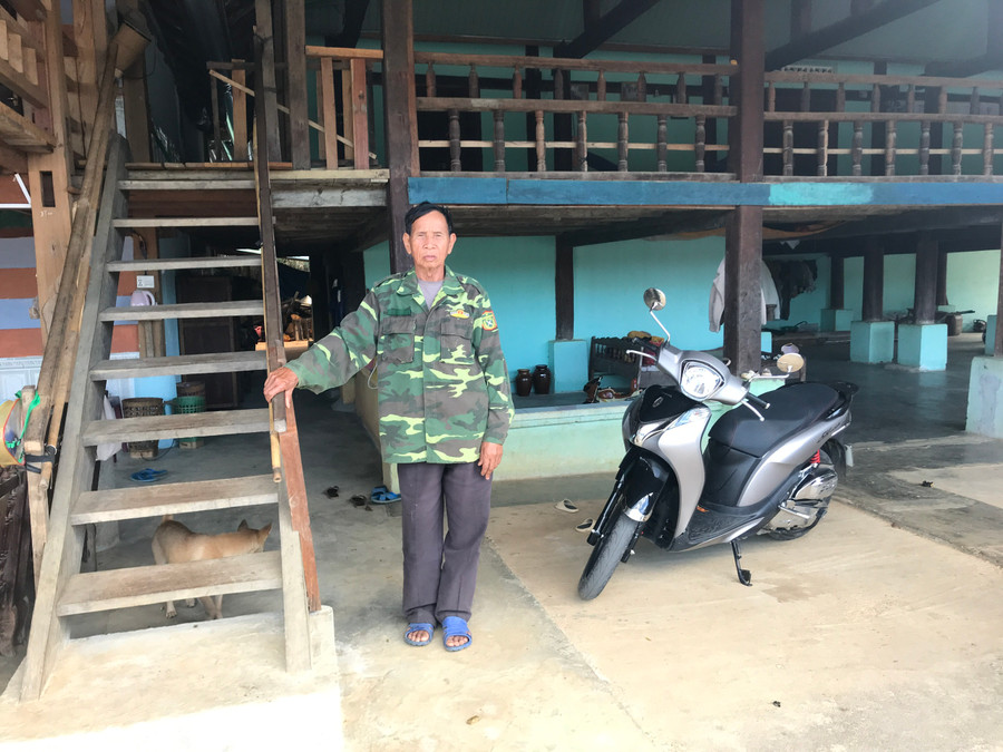 Ông Hmir bên cơ ngơi khang trang nhờ thu nhập từ vườn cao su tiểu điền. Ảnh: Nguyễn Diệp