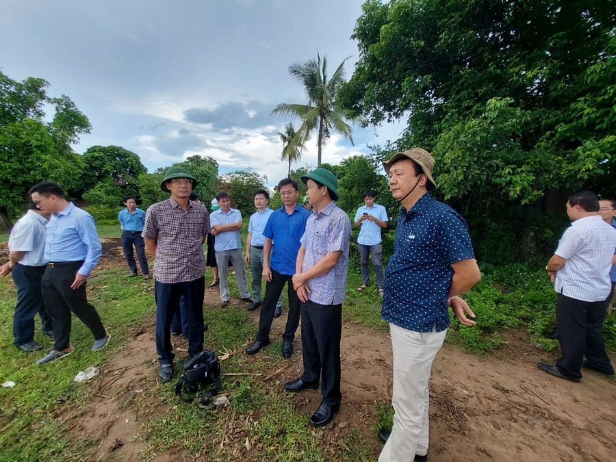 Đoàn khảo sát khu vực sạt lở khu vực thôn Quý Đức. Ảnh: Nguyễn Diệp