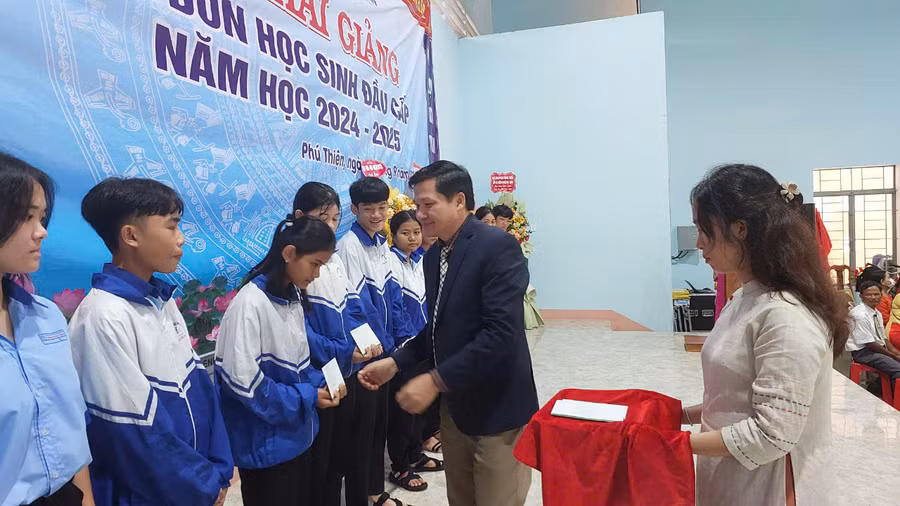 Thay mặt Thường trực HĐND tỉnh Phó Chủ tịch Thường trực HĐND tỉnh tặng 15 suất quà cho học sinh nghèo vượt khó học giỏi. Ảnh: Nguyễn Diệp