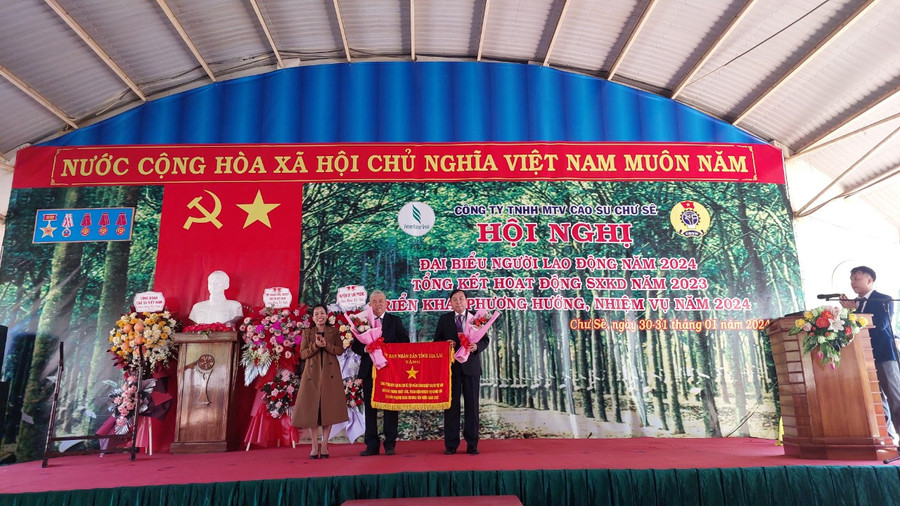 Thừa ủy quyền của Chủ tịch UBND tỉnh, Chủ tịch UBND huyện Chư Sê tặng cờ Thi đua của UBND tỉnh cho Công ty TNHH một thành viên Cao su Chư Sê. Ảnh: Nguyễn Diệp Thừa ủy quyền của Chủ tịch UBND tỉnh, Chủ tịch UBND huyện Chư Sê tặng cờ Thi đua của UBND tỉnh cho Công ty TNHH một thành viên Cao su Chư Sê. Ảnh: Nguyễn Diệp