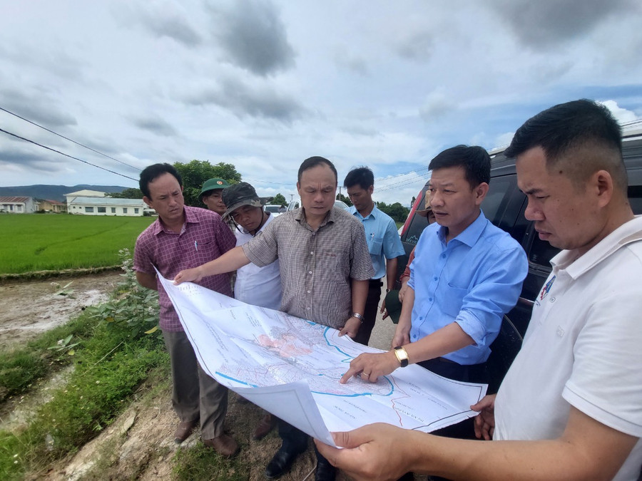 Đoàn khảo sát vùng tưới tại huyện Ia Pa. Ảnh: Nguyễn Diệp Đoàn khảo sát vùng tưới tại huyện Ia Pa. Ảnh: Nguyễn Diệp