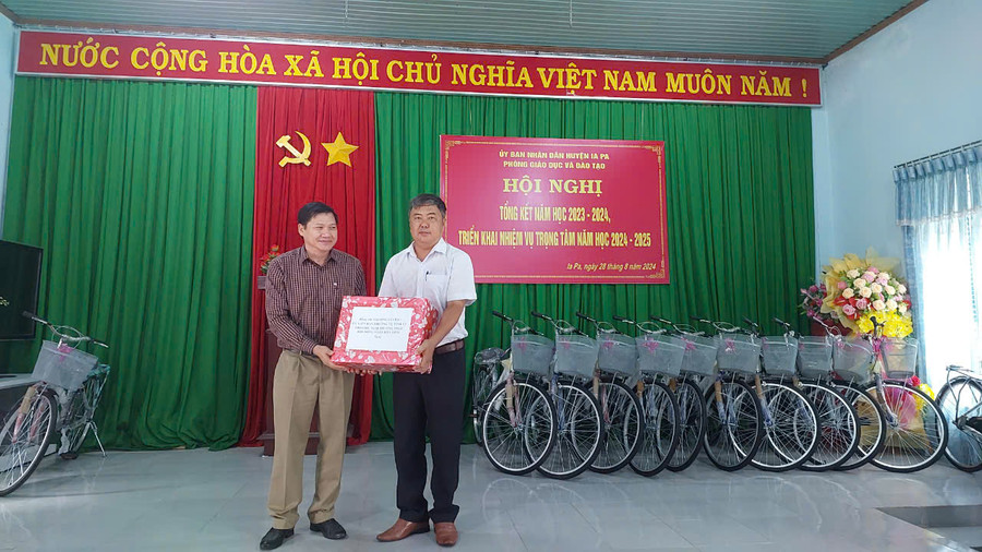 Phó Chủ tịch Thường trực HĐND tỉnh Gia Lai Trương Văn Đạt trao tặng vở tại huyện Ia Pa. Ảnh: Nguyễn Diệp