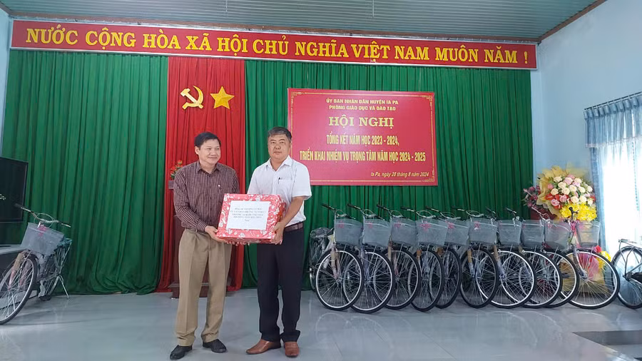 Phó Chủ tịch Thường trực HĐND tỉnh Gia Lai Trương Văn Đạt trao tặng vở tại huyện Ia Pa. Ảnh: Nguyễn Diệp