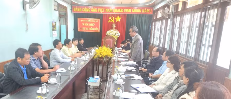 Quang cảnh buổi làm việc xúc tiến thành lập Hiệp hội Cà phê và Hiệp hội Yến sào Gia Lai. Ảnh: Nguyễn Diệp