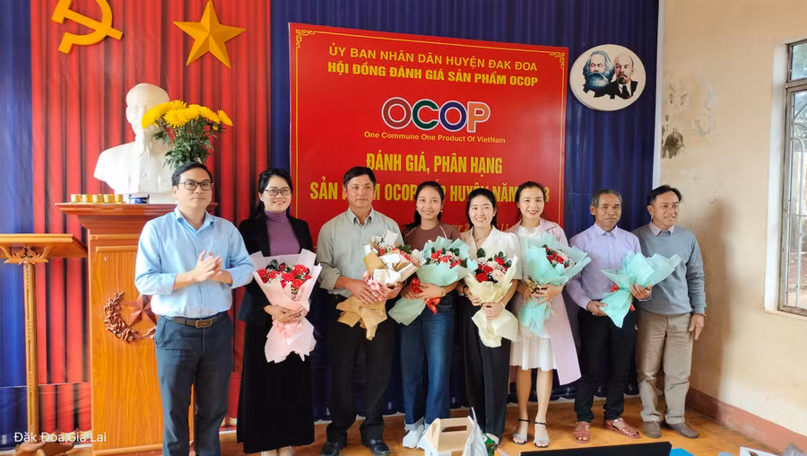 Lãnh đạo UBND huyện Đak Đoa tặng hoa chúc mừng các chủ thể có sản phẩm được công nhận đạt OCOP 3-4 sao cấp huyện .Ảnh: cơ quan chức năng cung cấp