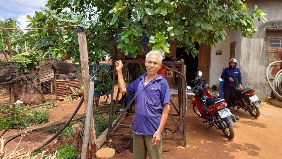 Ông Triệu Quang Đế bên giếng đào của gia đình đã cạn kiệt nguồn nước. Ảnh: Nguyễn Diệp Ông Triệu Quang Đế bên giếng đào của gia đình đã cạn kiệt nguồn nước. Ảnh: Nguyễn Diệp