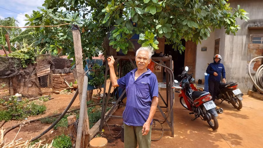 Ông Triệu Quang Đế bên giếng đào của gia đình đã cạn kiệt nguồn nước. Ảnh: Nguyễn Diệp
