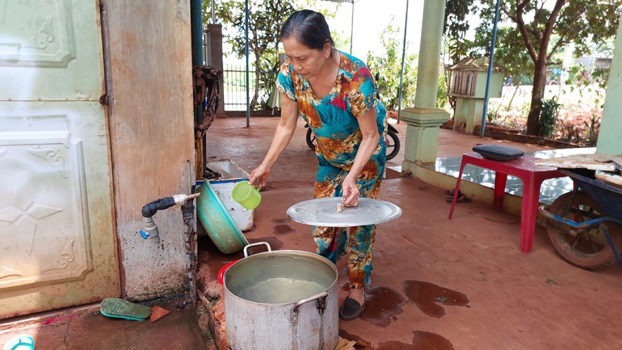Mỗi ngày giếng đào của gia đình bà Bé chỉ bơm được hơn 20 lít nước. Ảnh: Nguyễn Diệp Mỗi ngày giếng đào của gia đình bà Bé chỉ bơm được hơn 20 lít nước. Ảnh: Nguyễn Diệp