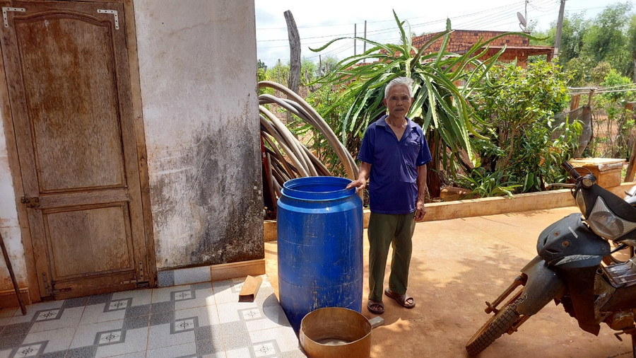 Ông Đế chuẩn bị vật dụng chờ mưa trữ nước sinh hoạt. Ảnh: Nguyễn Diệp Ông Đế chuẩn bị vật dụng chờ mưa trữ nước sinh hoạt. Ảnh: Nguyễn Diệp